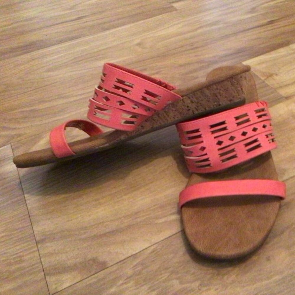 UGGs Coral Colored Koolaburra Sandal Sz. 7